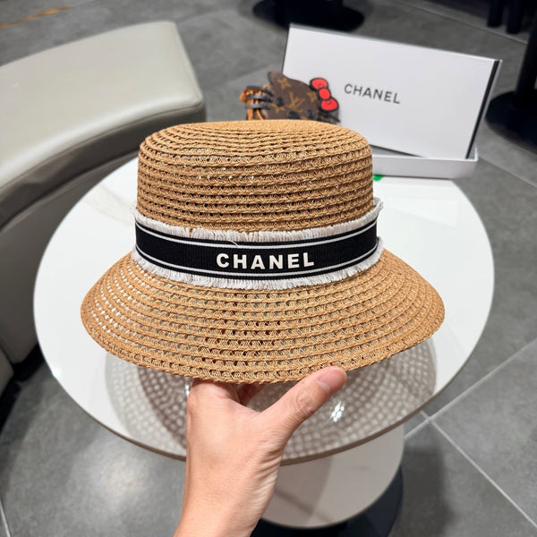 Chanel Élégant Chapeau Camel Noir en Paille 197761