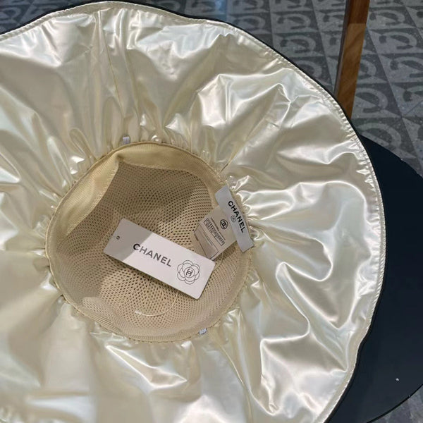 Bob Chanel à large bord crème en tissu 197793