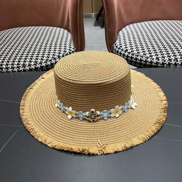 Chapeau de soleil de plage Chanel bleu et blanc floral chameau en paille 197496