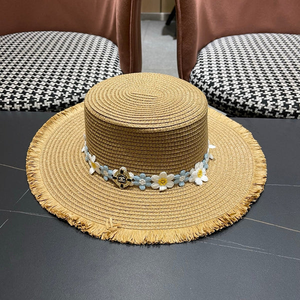 Chapeau de soleil de plage Chanel bleu et blanc floral chameau en paille 197496