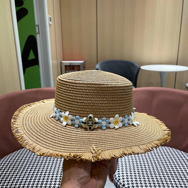 Chapeau de soleil de plage Chanel bleu et blanc floral chameau en paille 197496