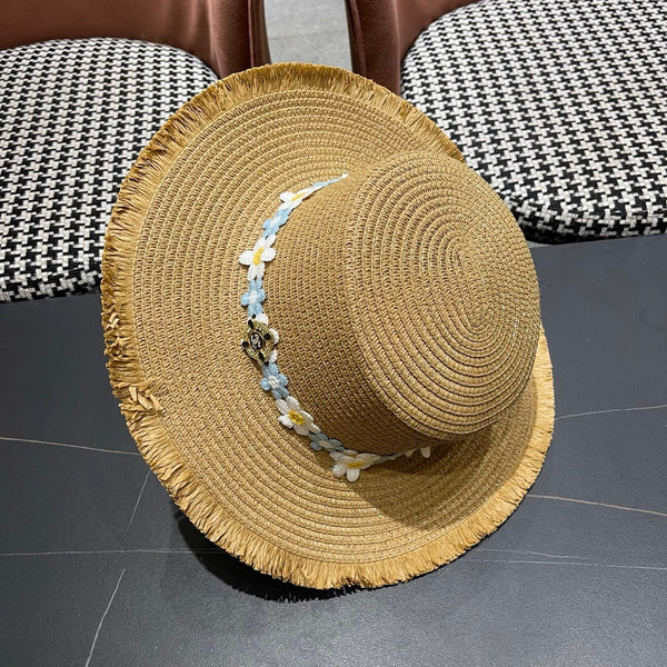 Chapeau de soleil de plage Chanel bleu et blanc floral chameau en paille 197496