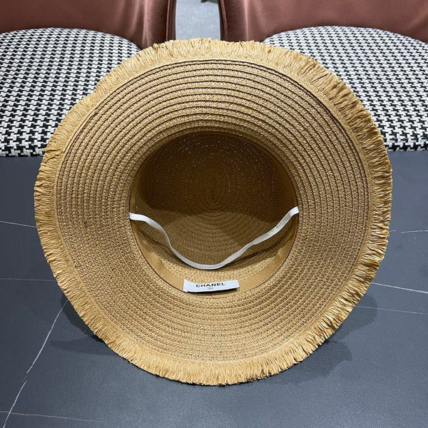 Chapeau de soleil de plage Chanel bleu et blanc floral chameau en paille 197496