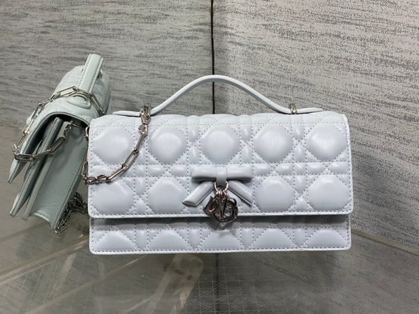 Pochette Dior 26 Bow Pearl Chain Agneau Gris Clair Clouté SHW