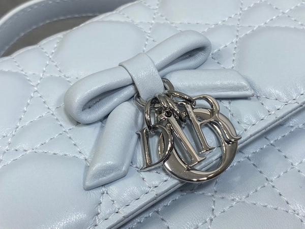 Pochette Dior 26 Bow Pearl Chain Agneau Gris Clair Clouté SHW
