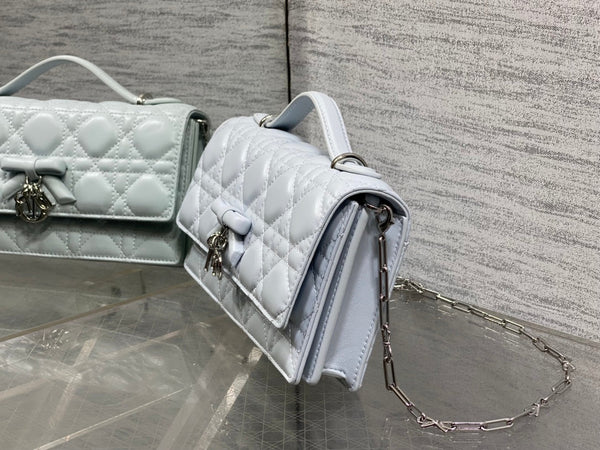 Pochette Dior 26 Bow Pearl Chain Agneau Gris Clair Clouté SHW