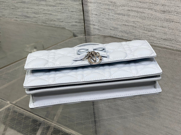 Pochette Dior 26 Bow Pearl Chain Agneau Gris Clair Clouté SHW