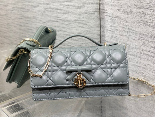 Pochette Dior 26 avec chaîne perlée Bow en cuir d'agneau gris ciment GHW
