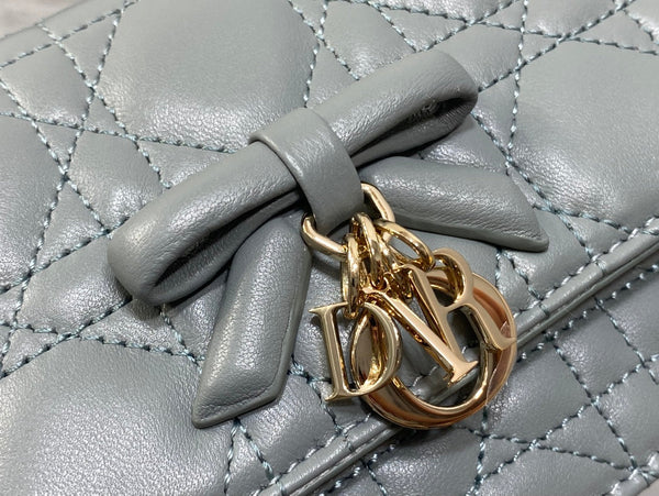 Pochette Dior 26 avec chaîne perlée Bow en cuir d'agneau gris ciment GHW