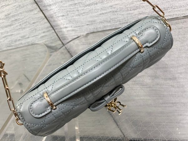 Pochette Dior 26 avec chaîne perlée Bow en cuir d'agneau gris ciment GHW