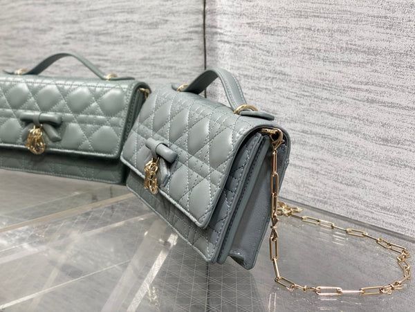 Pochette Dior 26 avec chaîne perlée Bow en cuir d'agneau gris ciment GHW