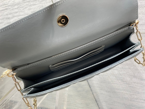 Pochette Dior 26 avec chaîne perlée Bow en cuir d'agneau gris ciment GHW
