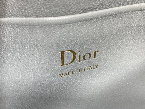 Pochette Dior 26 avec chaîne perlée Bow en cuir d'agneau gris ciment GHW