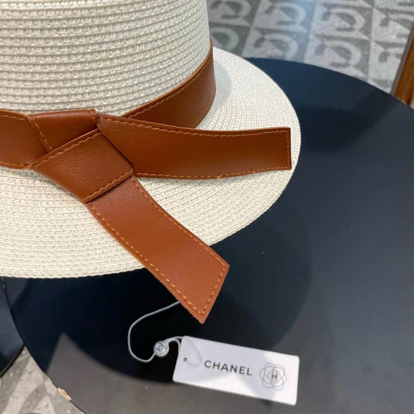Chapeau tressé Chanel avec bride en cuir blanc en coton 205615