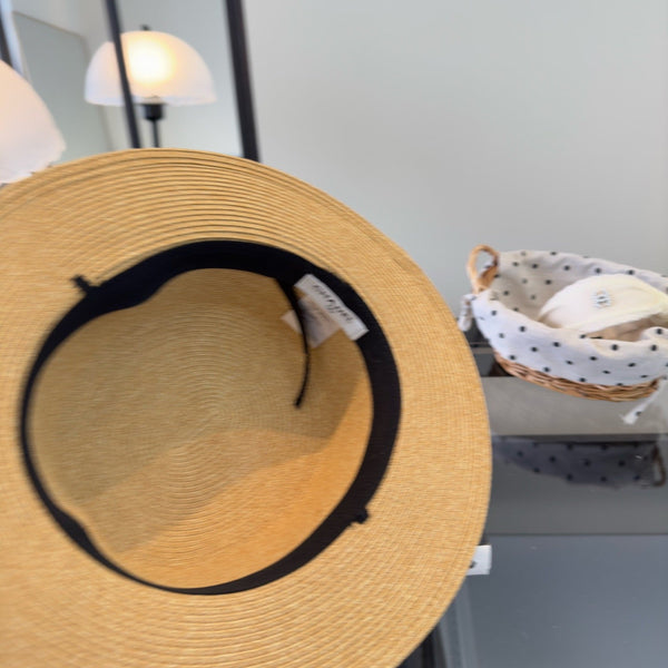 Chanel Chapeau de paille élégant à dessus plat beige 205391
