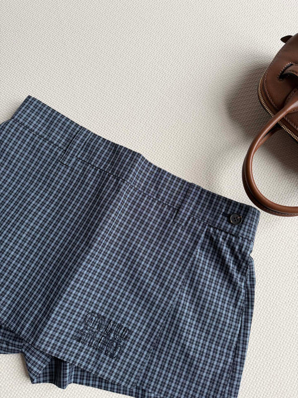 Jupe-culotte Miu Miu en coton bleu marine avec lettres brodées appliquées YB
