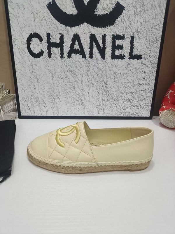 Chanel Espadrilles Crème Clair en Cuir de Vachette 684837