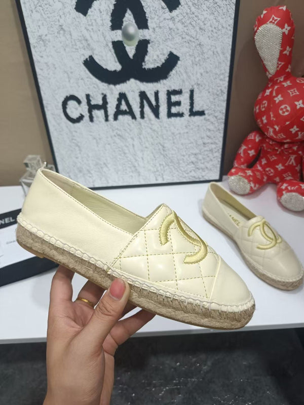 Chanel Espadrilles Crème Clair en Cuir de Vachette 684837