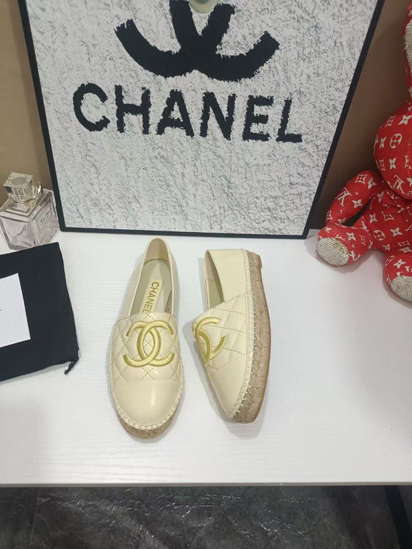 Chanel Espadrilles Crème Clair en Cuir de Vachette 684837