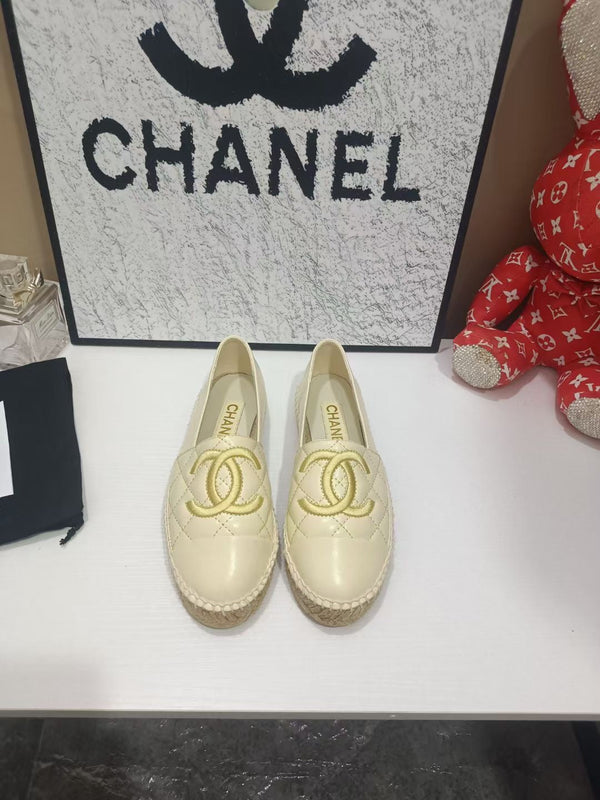 Chanel Espadrilles Crème Clair en Cuir de Vachette 684837