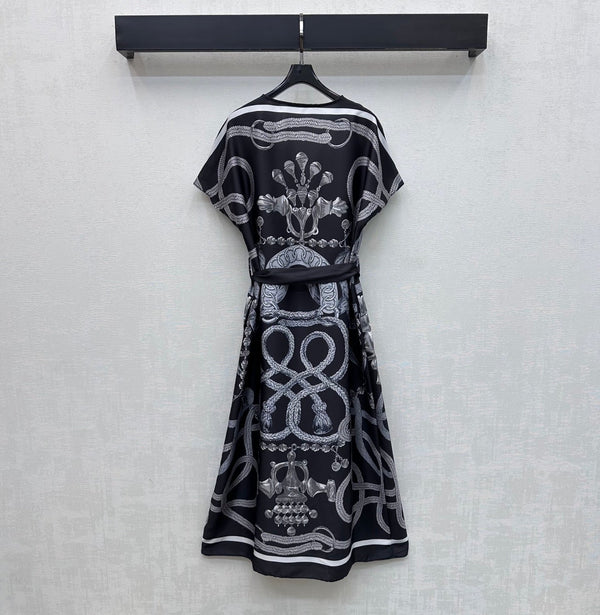 HM 26 Robe imprimée à nouer à la taille, noire en soie de mûrier 180941