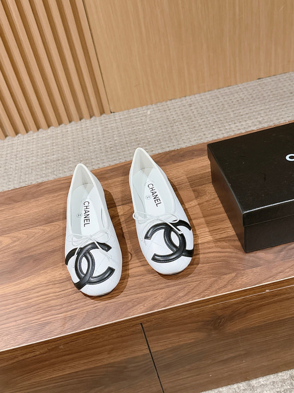 Ballerines Chanel Vintage Cambon Blanc Noir en agneau 692527