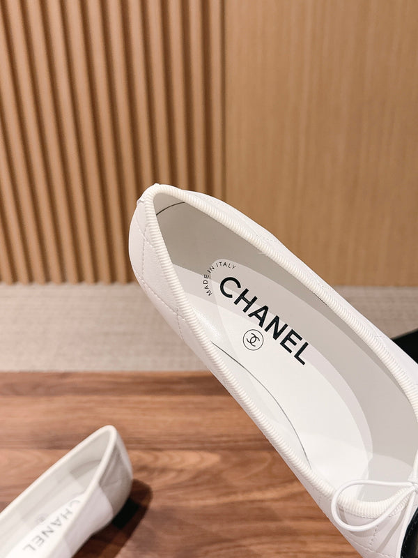 Ballerines Chanel Vintage Cambon Blanc Noir en agneau 692527