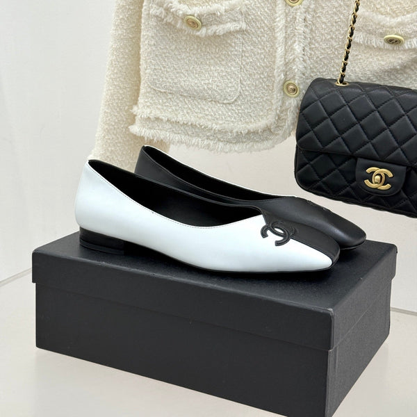 Ballerines plates CC 26S Double C Patchwork Noir Blanc en cuir de vachette 706366