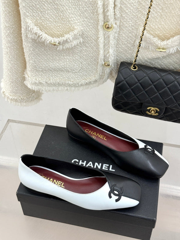 Ballerines plates CC 26S Double C Patchwork Noir Blanc en cuir de vachette 706366