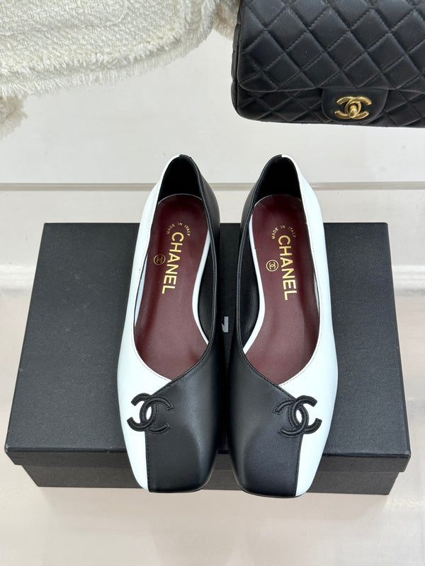 Ballerines plates CC 26S Double C Patchwork Noir Blanc en cuir de vachette 706366