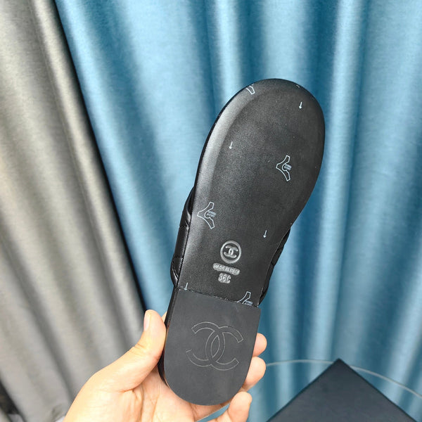 Chanel 26P Flip-Flops Black in Calfskin 712311