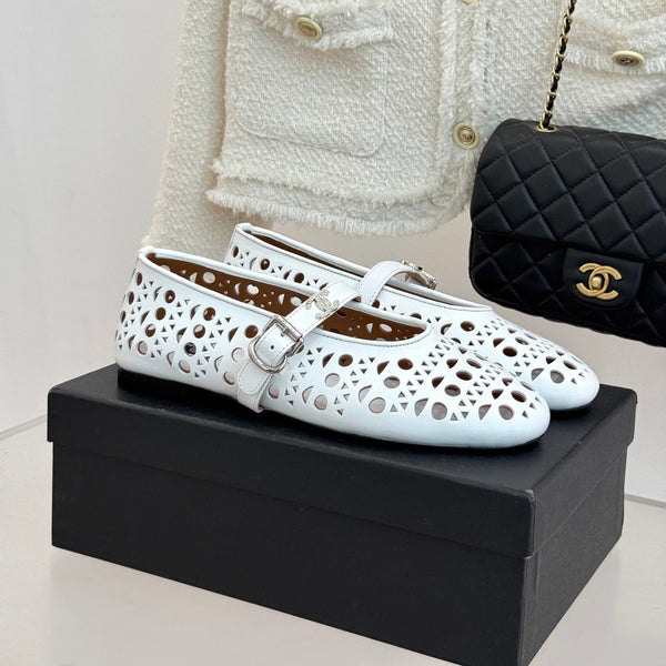 Chaussures plates Mary Jane Chanel 26 Classic Double C perforées blanches en cuir de vachette 717777