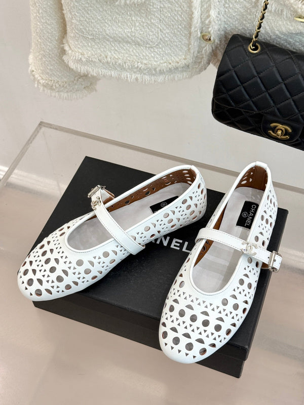 Chaussures plates Mary Jane Chanel 26 Classic Double C perforées blanches en cuir de vachette 717777