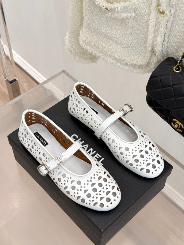 Chaussures plates Mary Jane Chanel 26 Classic Double C perforées blanches en cuir de vachette 717777