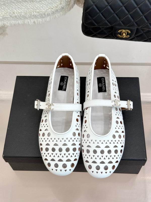 Chaussures plates Mary Jane Chanel 26 Classic Double C perforées blanches en cuir de vachette 717777