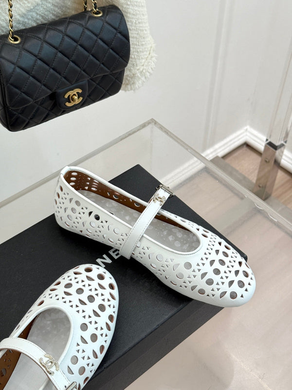 Chaussures plates Mary Jane Chanel 26 Classic Double C perforées blanches en cuir de vachette 717777