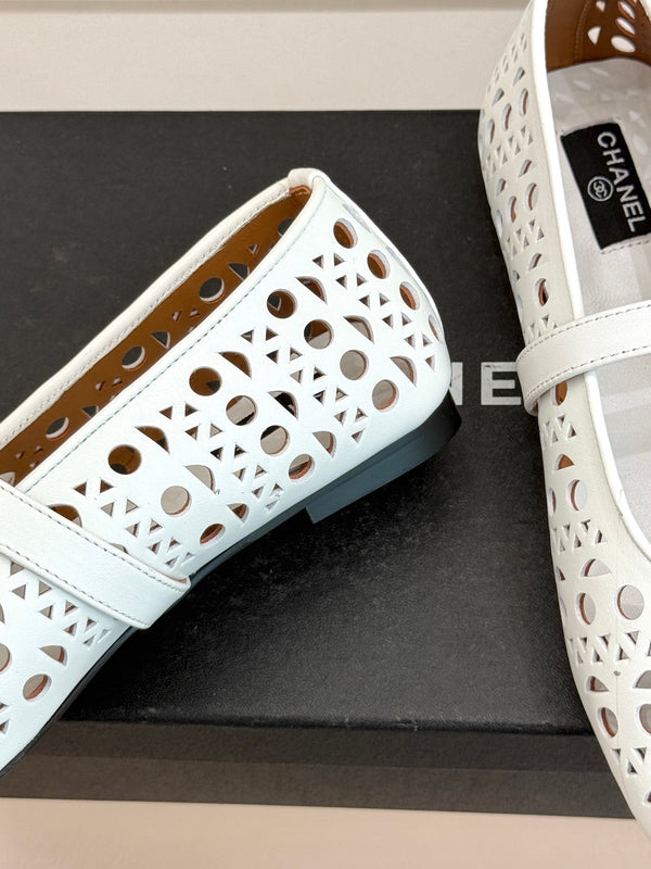 Chaussures plates Mary Jane Chanel 26 Classic Double C perforées blanches en cuir de vachette 717777
