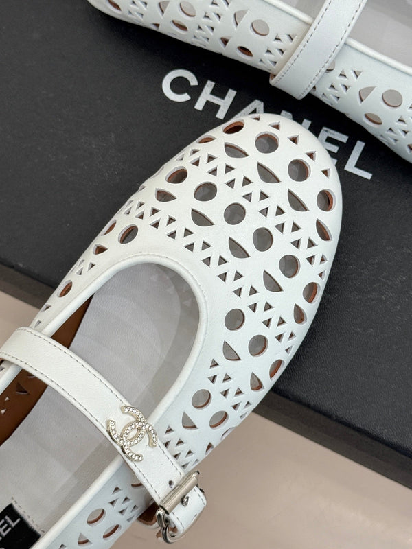 Chaussures plates Mary Jane Chanel 26 Classic Double C perforées blanches en cuir de vachette 717777