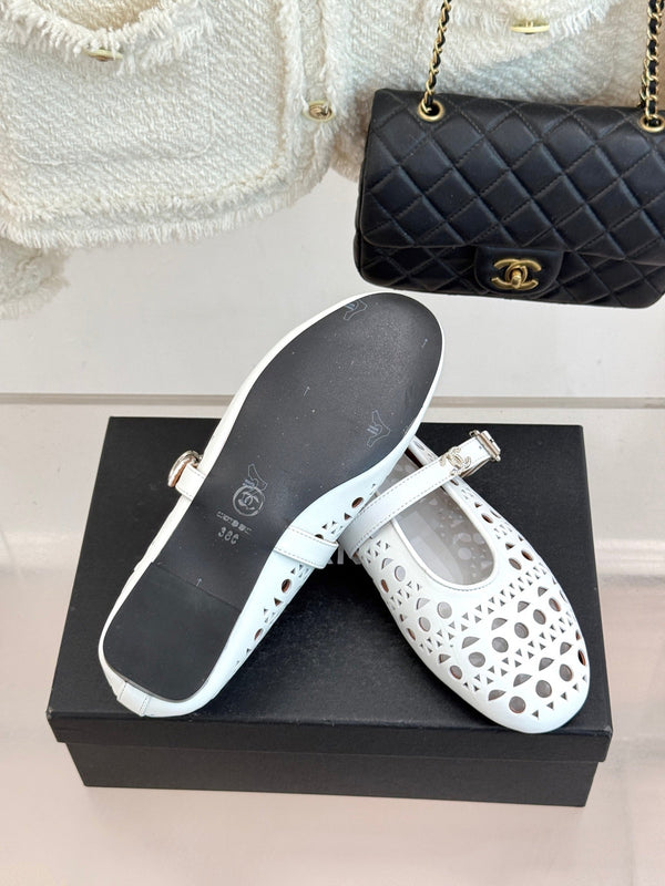 Chaussures plates Mary Jane Chanel 26 Classic Double C perforées blanches en cuir de vachette 717777