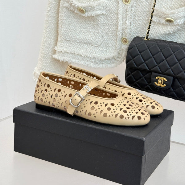 Ballerines Chanel 26 Classic Double C perforées Mary Jane beige en cuir de vachette 717775