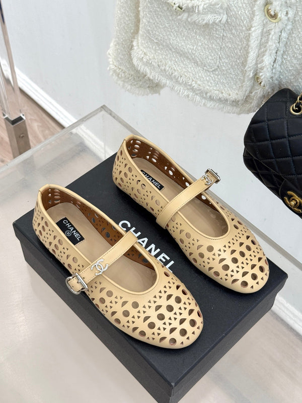 Ballerines Chanel 26 Classic Double C perforées Mary Jane beige en cuir de vachette 717775