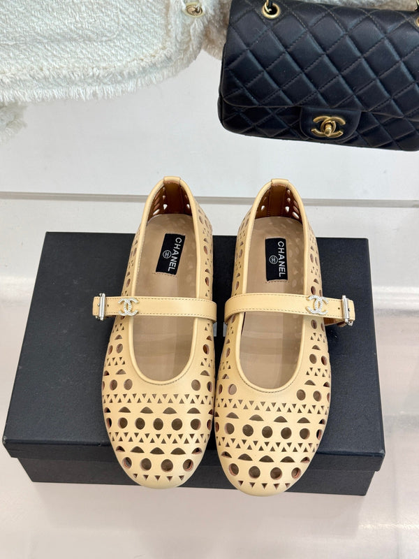 Ballerines Chanel 26 Classic Double C perforées Mary Jane beige en cuir de vachette 717775