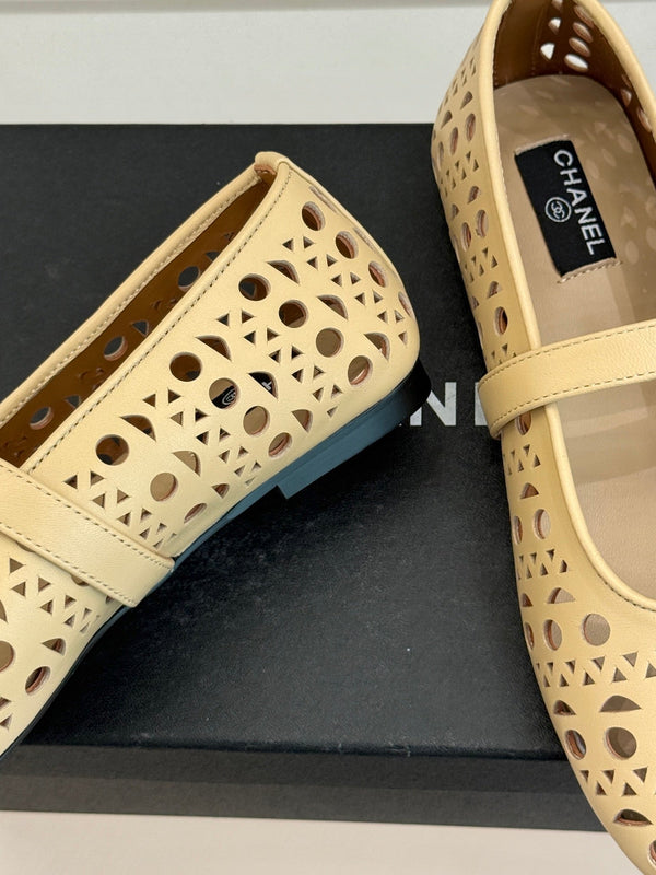 Ballerines Chanel 26 Classic Double C perforées Mary Jane beige en cuir de vachette 717775