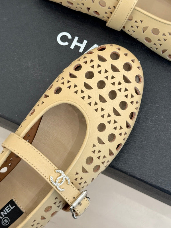 Ballerines Chanel 26 Classic Double C perforées Mary Jane beige en cuir de vachette 717775