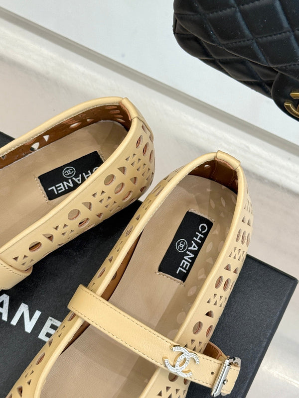 Ballerines Chanel 26 Classic Double C perforées Mary Jane beige en cuir de vachette 717775