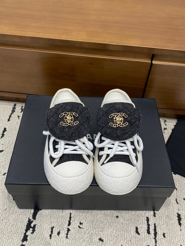 Chanel 26 Mules Décontractées Noir Blanc en Tissu 729327