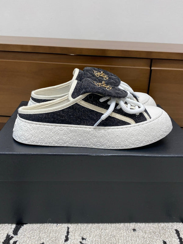 Chanel 26 Mules Décontractées Noir Blanc en Tissu 729327