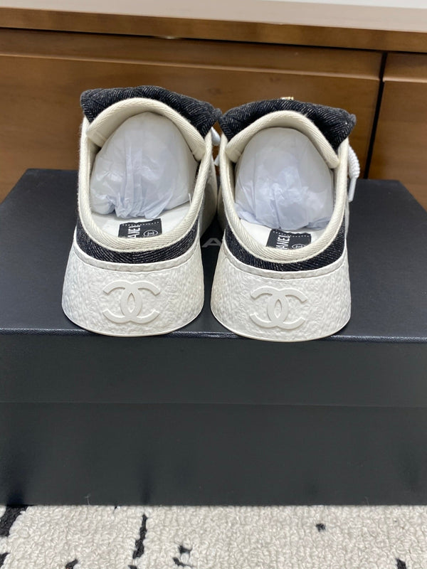 Chanel 26 Mules Décontractées Noir Blanc en Tissu 729327