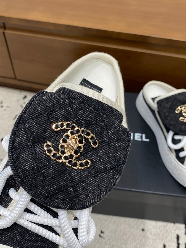 Chanel 26 Mules Décontractées Noir Blanc en Tissu 729327