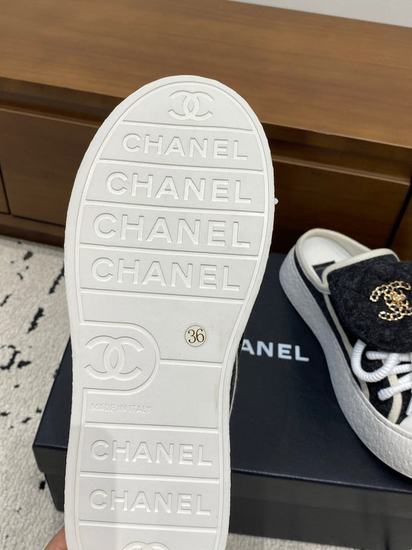 Chanel 26 Mules Décontractées Noir Blanc en Tissu 729327